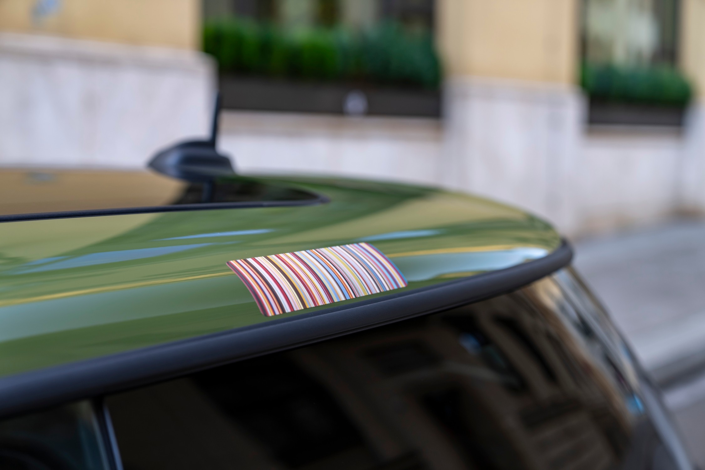 Detalhe do MINI Cooper S Paul Smith Edition em Inspired White.